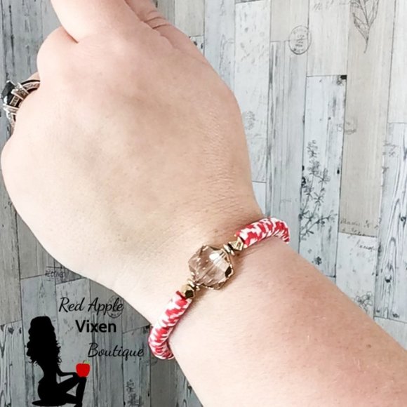 Red & White Christmas Candy Cane Heishi Crystal Glass Encased In 18K Gold Bracel - Picture 2 of 2